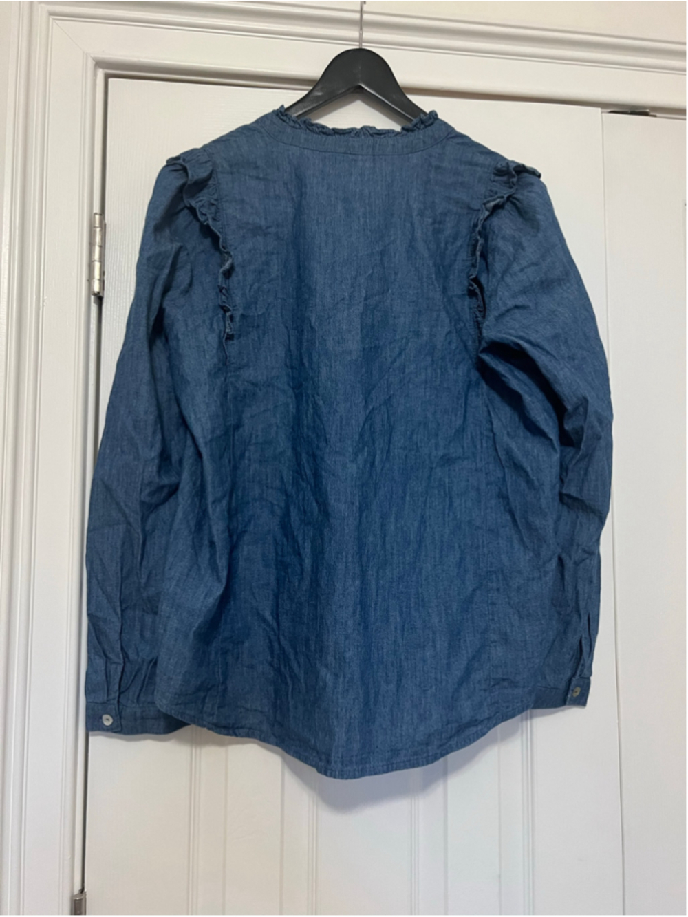 Women's NWT Draper James Chambray Button Down Shirt with Ruffle Detail Medium - Picture 2 of 9